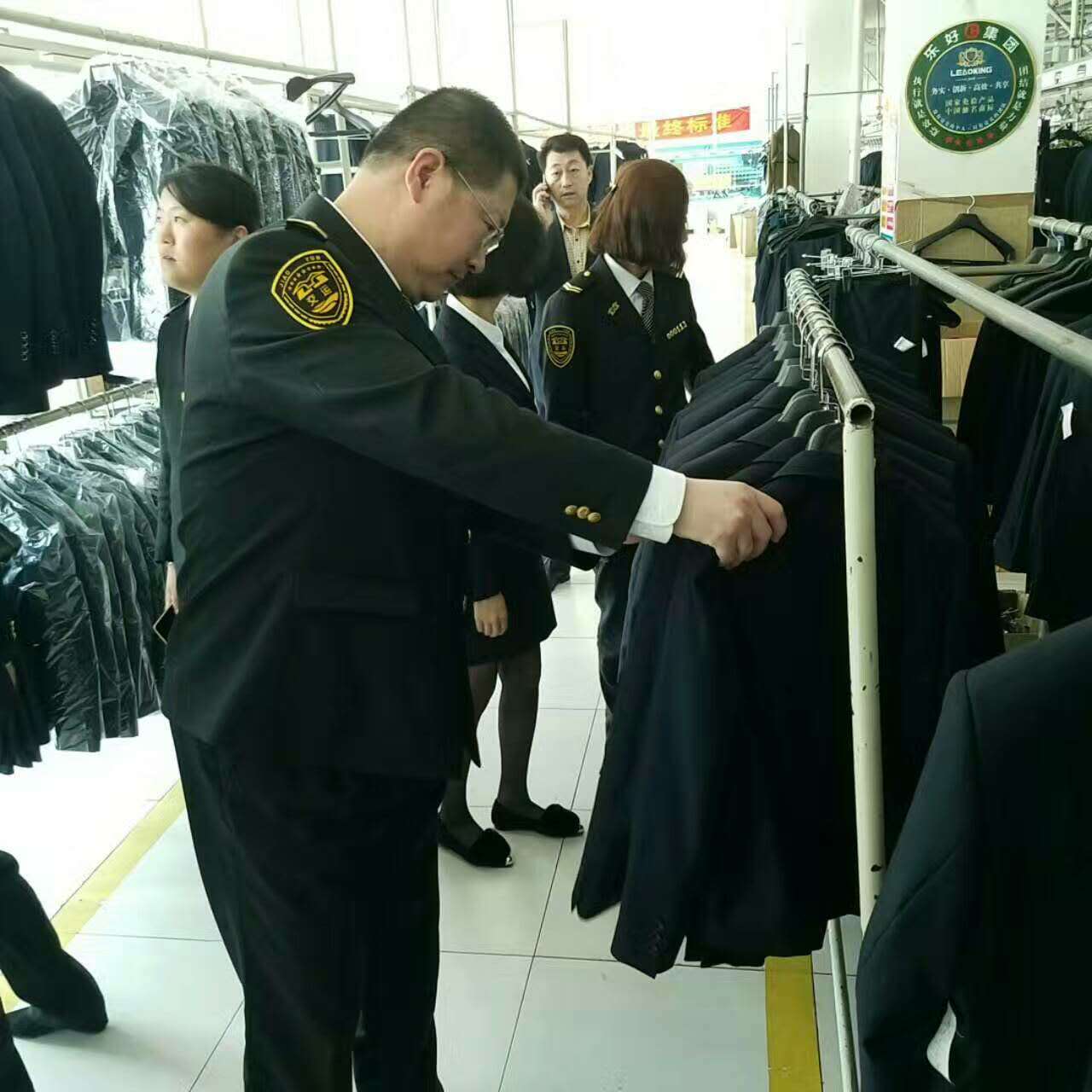 交運集團領導對整燙好的西服查看